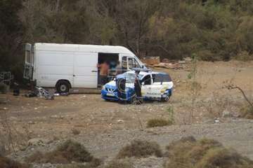 La Policía Local pilla in fraganti a dos hombres cuando desguazaban chatarra industrial en el Barranco Real/TA.